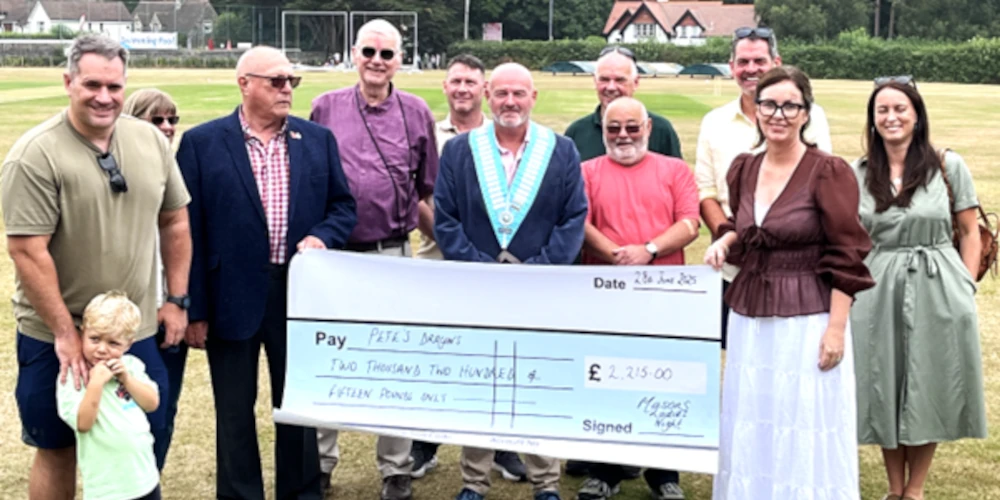 Bovey Tracey & St. Lawrence freemasons give £2,215 to Pete’s Dragons